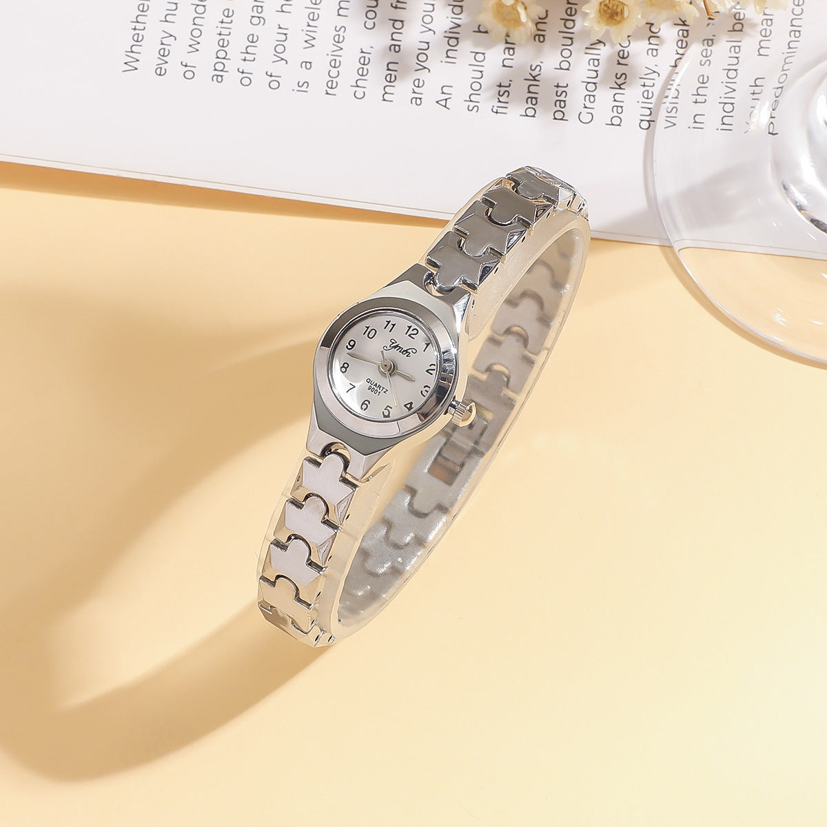 Fashionable Women's Steel-Band Watch - Stylish Bracelet Timepiece for Ladies